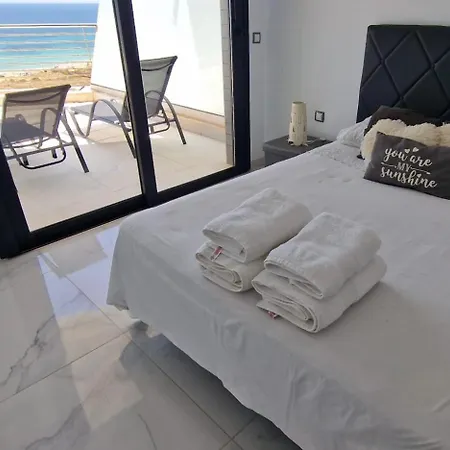Beachfront Stunning Infinity View 2 Bed アパート