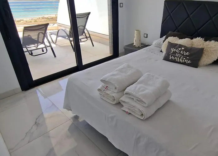 Beachfront Stunning Infinity View 2 Bed Apartment
