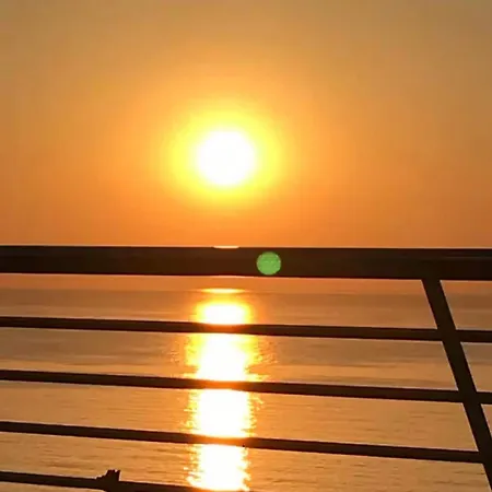 Beachfront Stunning Infinity View 2 Bed *