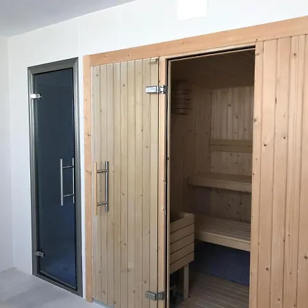 Beachfront Stunning Infinity View 2 Bed 아파트 *